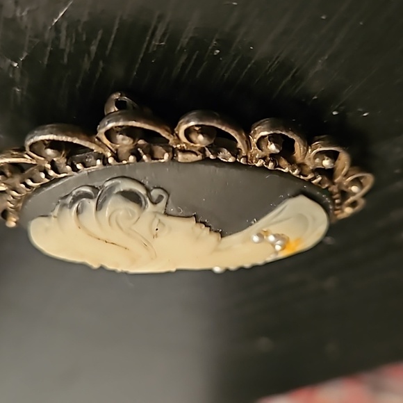 Vintage Bronze Ornate Cameo Brooch or necklace with mini pe… - Picture 4 of 5